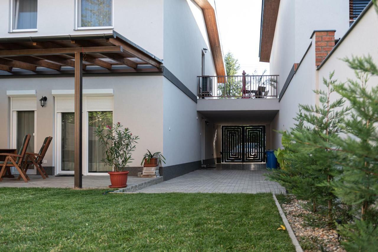 Sziriusz Apartmanhaz * Jula